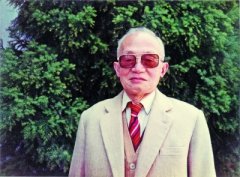 一本厚厚的大书轻轻合